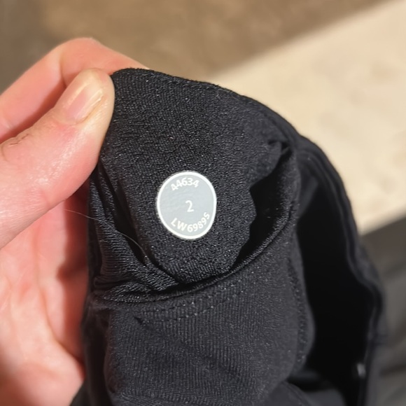 Lulu lemon capri flare pant. Barley worn. Absolutely no pilling - Picture 3 of 3